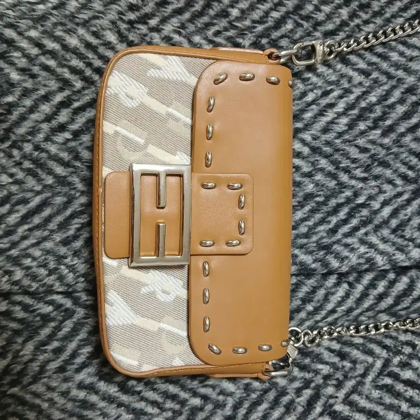 [BUNJANG] Praha Brown Leather Micro Mini Shoulder Bag / 프라하 브라운 바게트 체인 레더 마이크로 미니 러기드 숄더백/크로스백