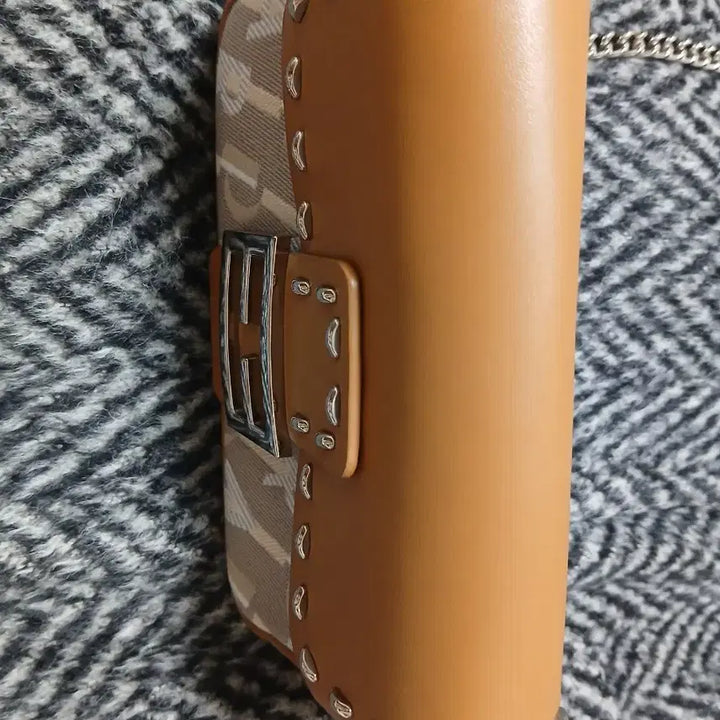 [BUNJANG] Praha Brown Leather Micro Mini Shoulder Bag / 프라하 브라운 바게트 체인 레더 마이크로 미니 러기드 숄더백/크로스백