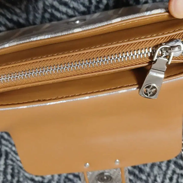 [BUNJANG] Praha Brown Leather Micro Mini Shoulder Bag / 프라하 브라운 바게트 체인 레더 마이크로 미니 러기드 숄더백/크로스백