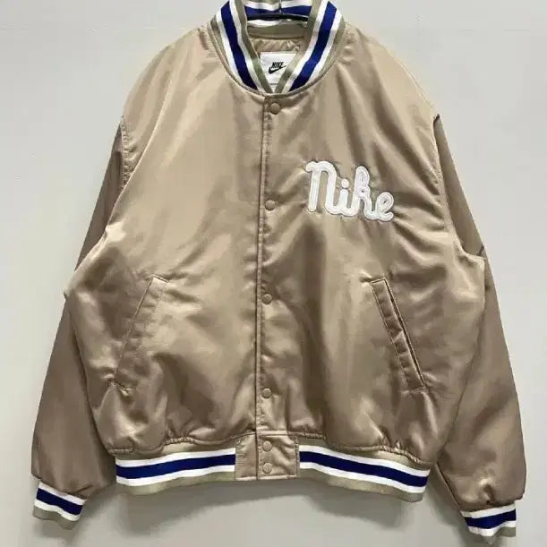 [BUNJANG] Nike Dugout Loose Fit Satin Jacket FQ7970-247 / 나이키 덕아웃 루즈핏 새틴 자켓 FQ7970-247
