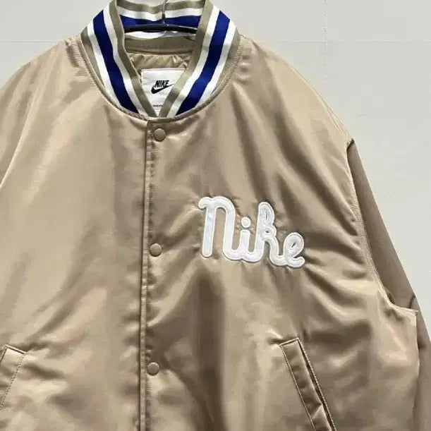 [BUNJANG] Nike Dugout Loose Fit Satin Jacket FQ7970-247 / 나이키 덕아웃 루즈핏 새틴 자켓 FQ7970-247