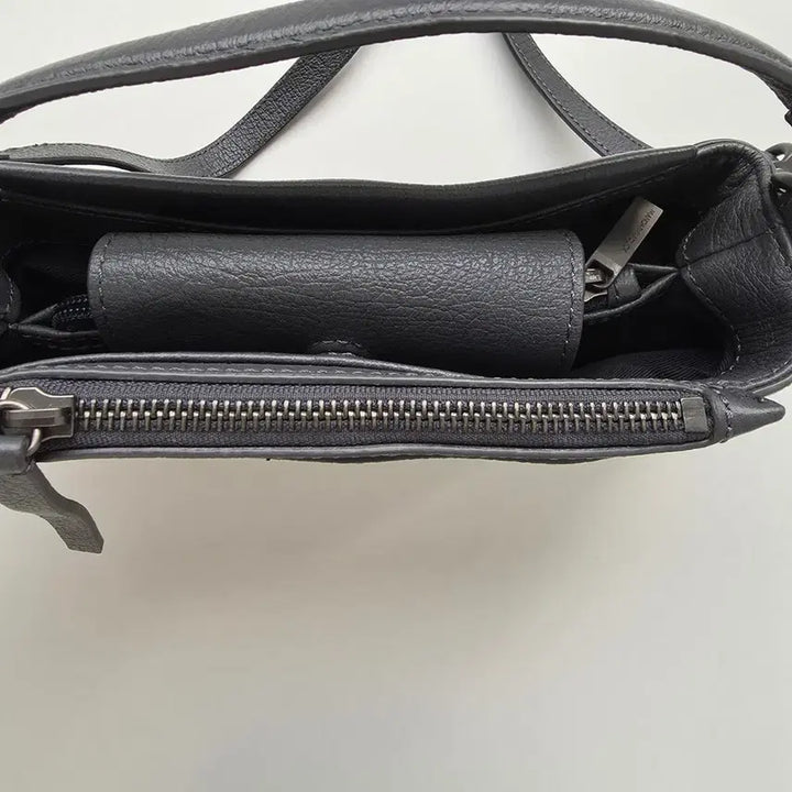 [BUNJANG] Mandarina Duck Mellow Leather Tote Crossbody Bag / 만다리나덕 멜로우 가죽 토트겸 크로스백
