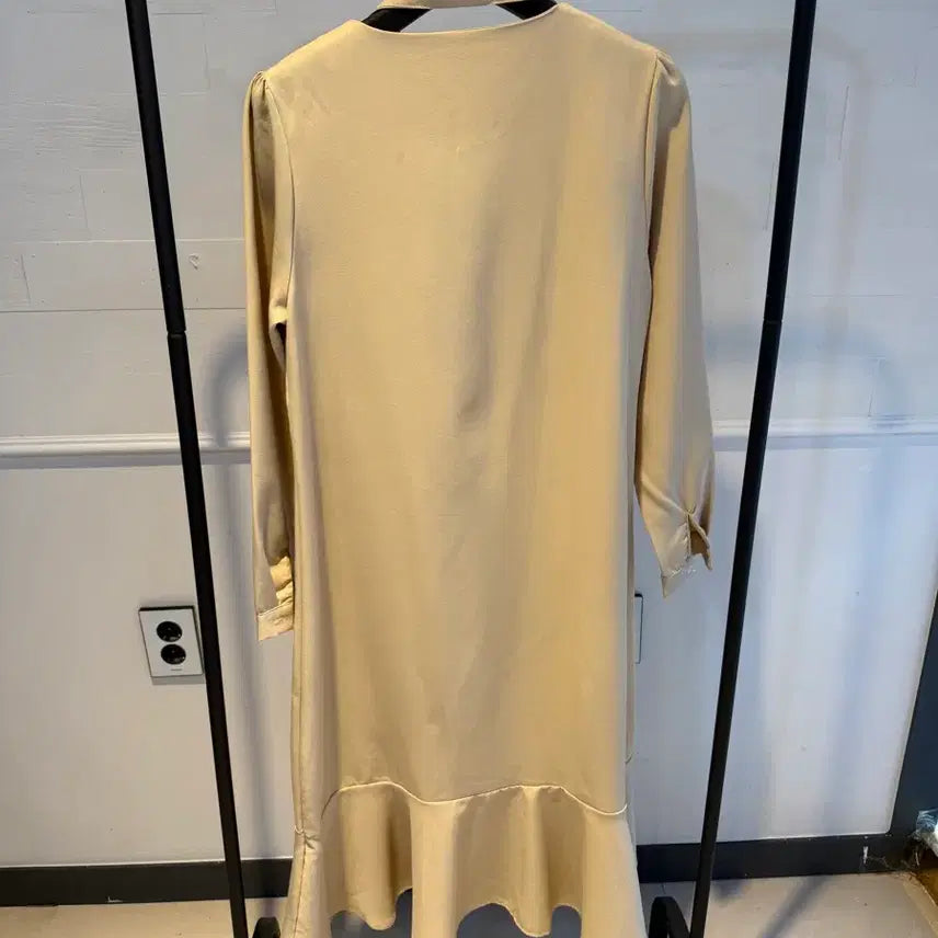 [BUNJANG] V-Neck Beige Long Dress / 브이넥 원피스