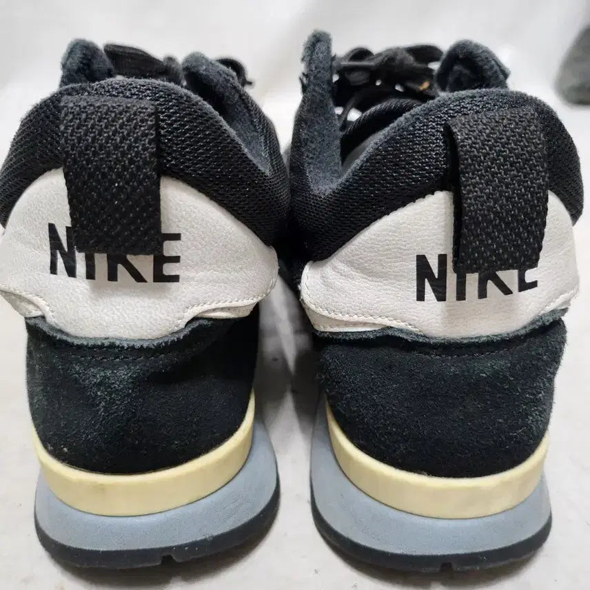 [BUNJANG] Nike Black Sneakers / 235 나이키 블랙 운동화 스니커즈