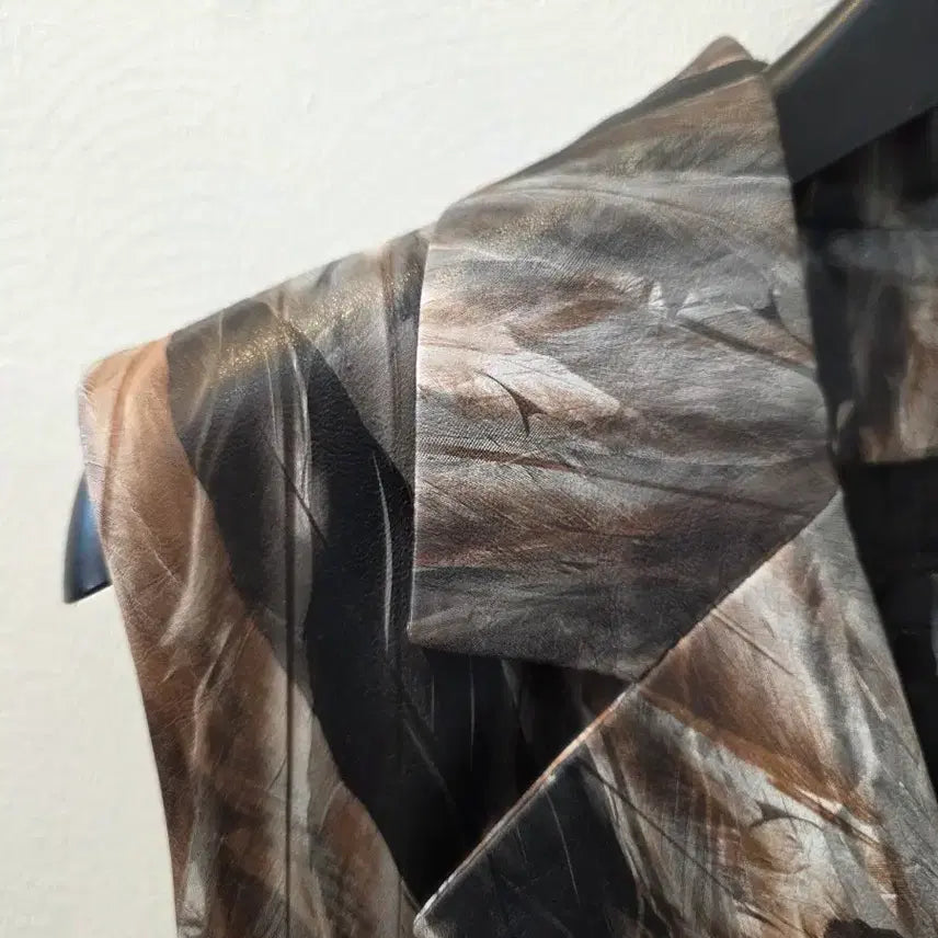 [BUNJANG] Leather Vest with Feather Pattern / 페더 패턴 슬리브리스롱 가죽 자켓베스트