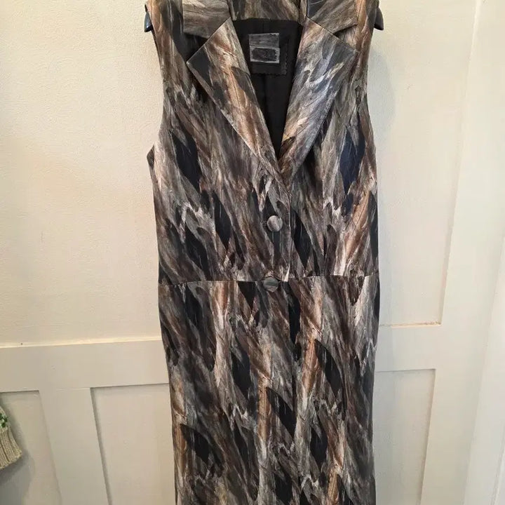[BUNJANG] Leather Vest with Feather Pattern / 페더 패턴 슬리브리스롱 가죽 자켓베스트