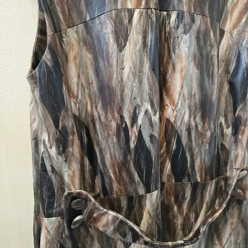 [BUNJANG] Leather Vest with Feather Pattern / 페더 패턴 슬리브리스롱 가죽 자켓베스트