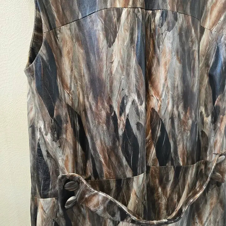 [BUNJANG] Leather Vest with Feather Pattern / 페더 패턴 슬리브리스롱 가죽 자켓베스트