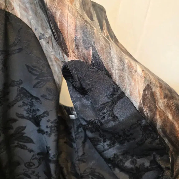 [BUNJANG] Leather Vest with Feather Pattern / 페더 패턴 슬리브리스롱 가죽 자켓베스트