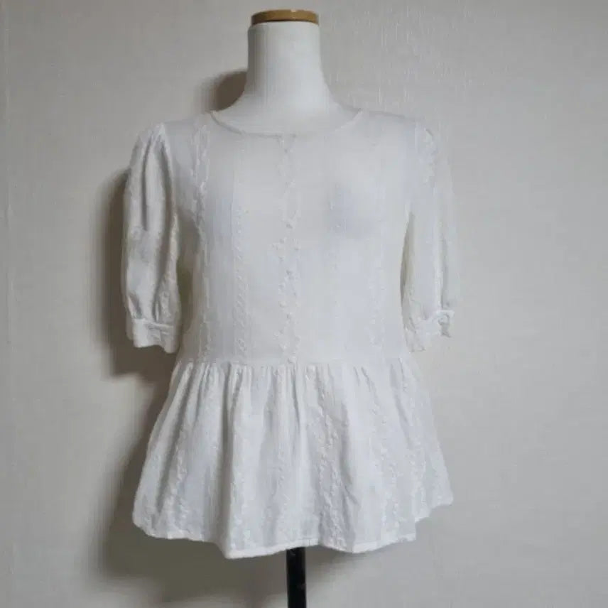 [BUNJANG] White Punching Blouse Peplum Top / 화이트 펀칭 블라우스 반팔 페플럼