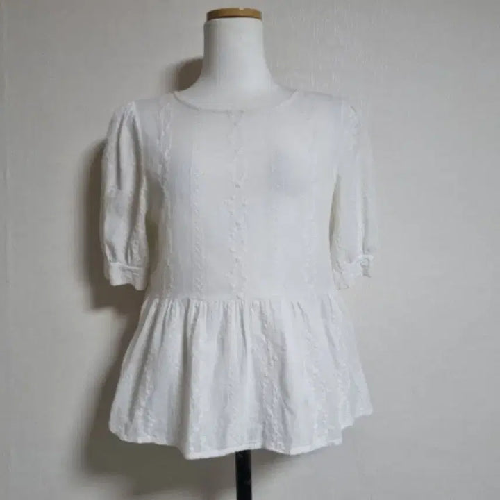 [BUNJANG] White Punching Blouse Peplum Top / 화이트 펀칭 블라우스 반팔 페플럼