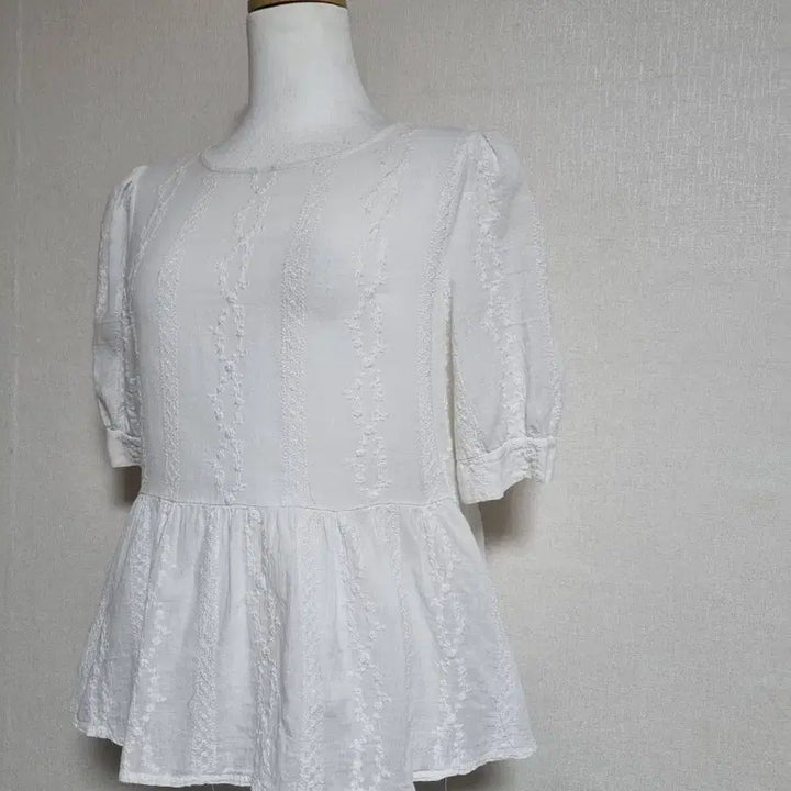 [BUNJANG] White Punching Blouse Peplum Top / 화이트 펀칭 블라우스 반팔 페플럼