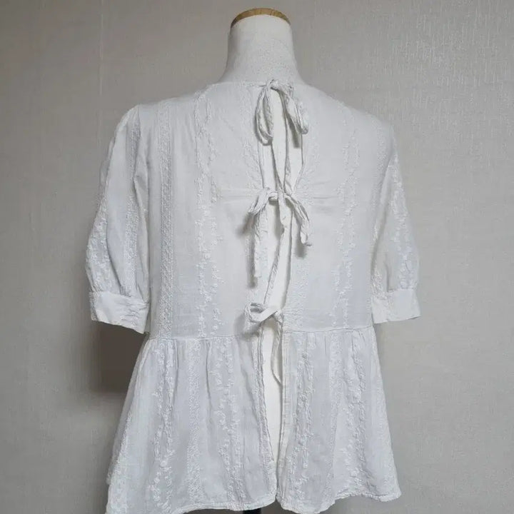 [BUNJANG] White Punching Blouse Peplum Top / 화이트 펀칭 블라우스 반팔 페플럼