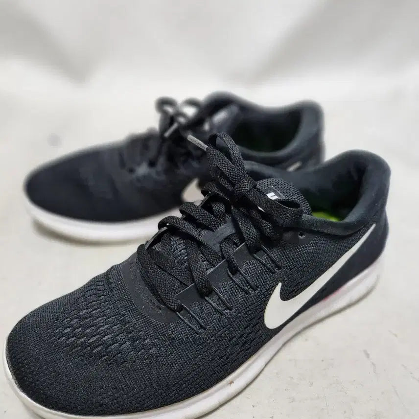 [BUNJANG] Nike Free Run Black and White Sneakers / 240 나이키 프리 런 검흰 운동화