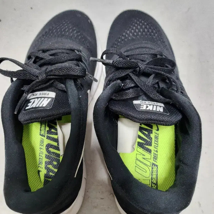 [BUNJANG] Nike Free Run Black and White Sneakers / 240 나이키 프리 런 검흰 운동화