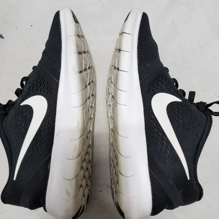 [BUNJANG] Nike Free Run Black and White Sneakers / 240 나이키 프리 런 검흰 운동화