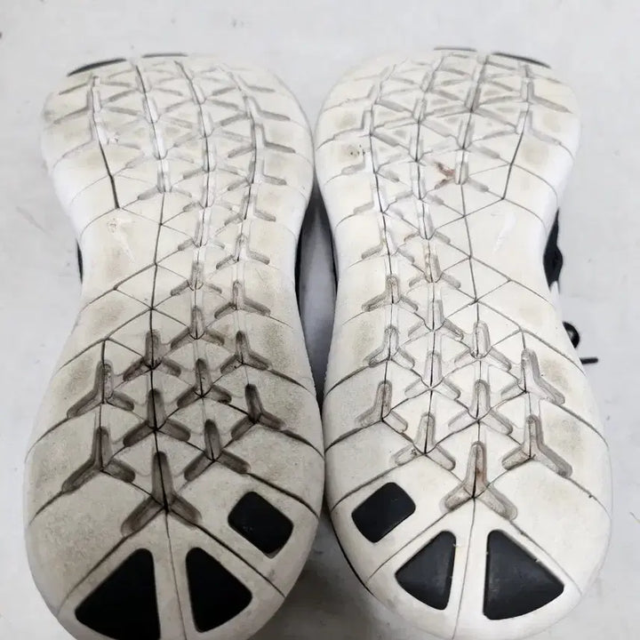 [BUNJANG] Nike Free Run Black and White Sneakers / 240 나이키 프리 런 검흰 운동화