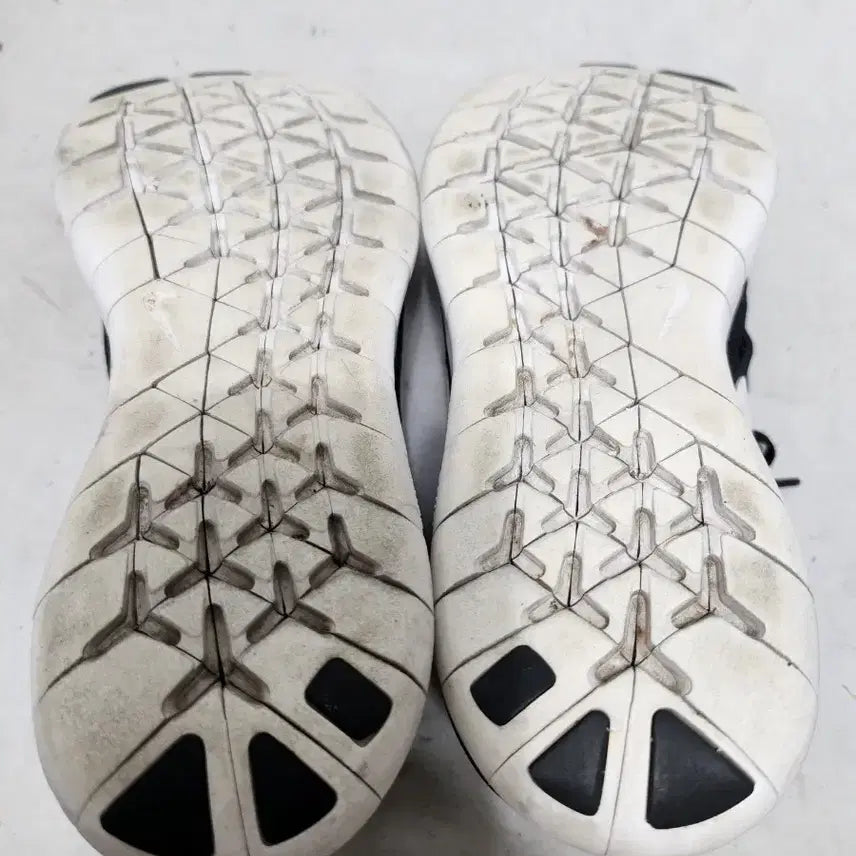 [BUNJANG] Nike Free Run Black and White Sneakers / 240 나이키 프리 런 검흰 운동화