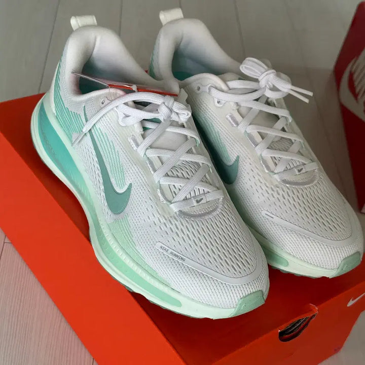 [BUNJANG] Nike Vomero 18 Running Shoes / (GS) 나이키 보메로 18 화이트 블리치드 터콰이즈 러닝화