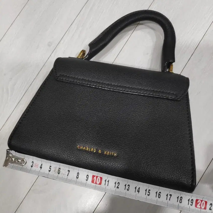 [BUNJANG] Charles &amp; Keith Top Handle Tote Bag / 찰스앤키스 블랙 탑 핸들 가방 토트백