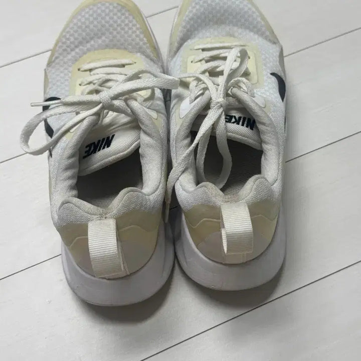 [SOLD OUT] 나이키 웨어올데이 화이트 우먼스 235
