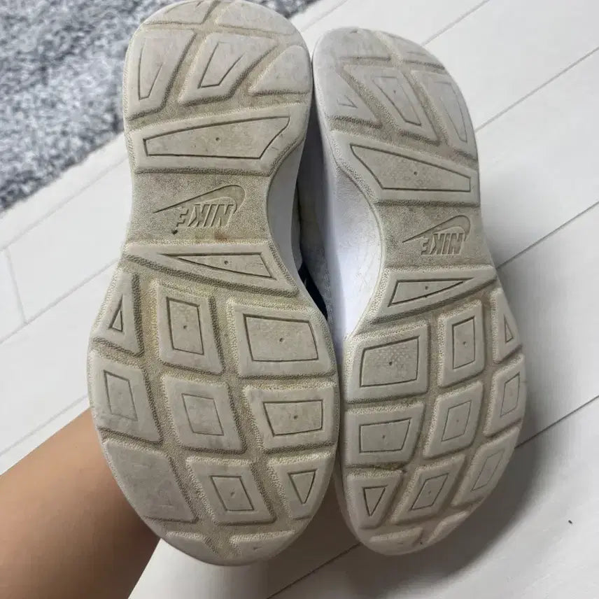 [SOLD OUT] 나이키 웨어올데이 화이트 우먼스 235