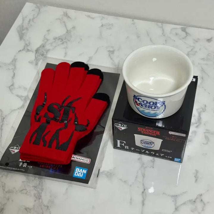 [BUNJANG] Stranger Things E Prize Red Gloves &amp; F Prize Plate Bundle Set / 기묘한이야기 제일복권 E상&amp;F상 일괄