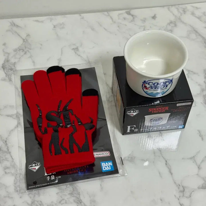 [BUNJANG] Stranger Things E Prize Red Gloves &amp; F Prize Plate Bundle Set / 기묘한이야기 제일복권 E상&amp;F상 일괄