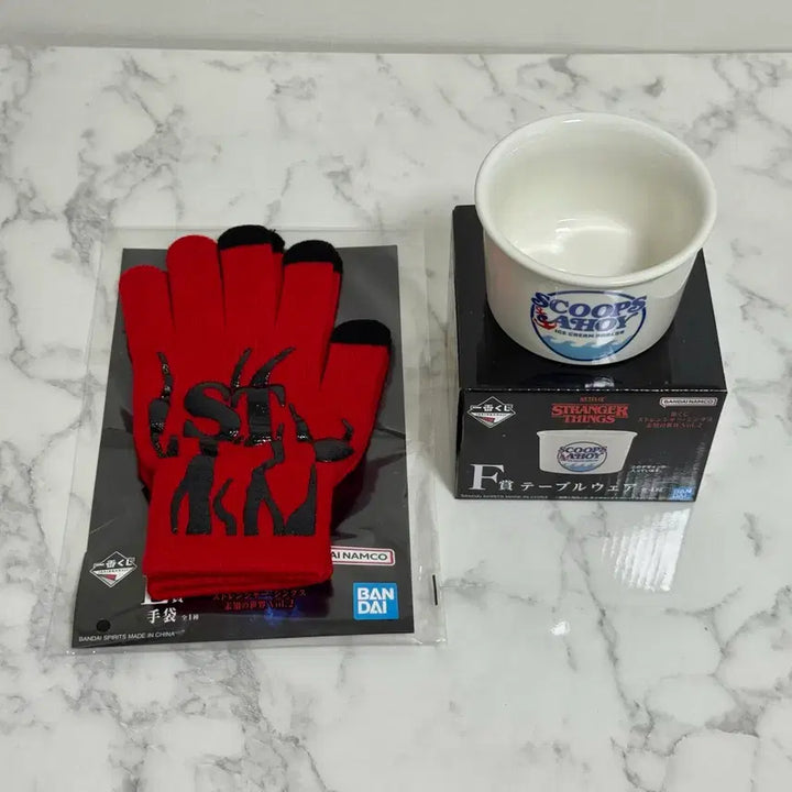 [BUNJANG] Stranger Things E Prize Red Gloves &amp; F Prize Plate Bundle Set / 기묘한이야기 제일복권 E상&amp;F상 일괄