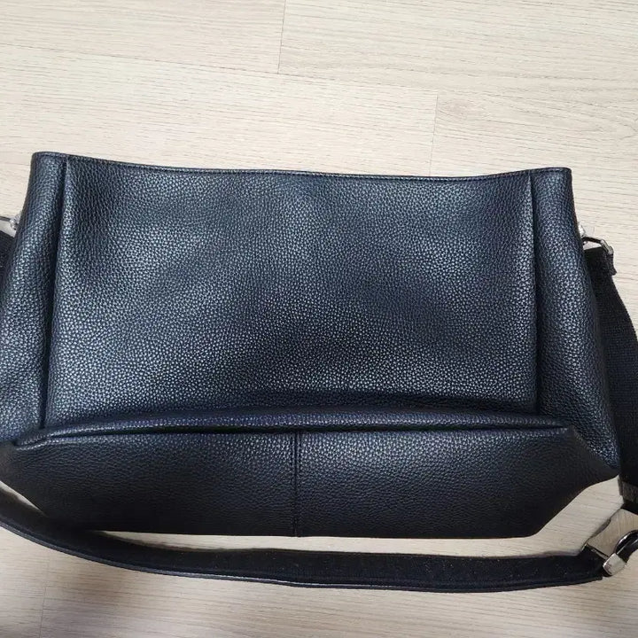[BUNJANG] Bvavitt Leather Crossbody Bag / 브아빗 가죽 소가죽 크로스백