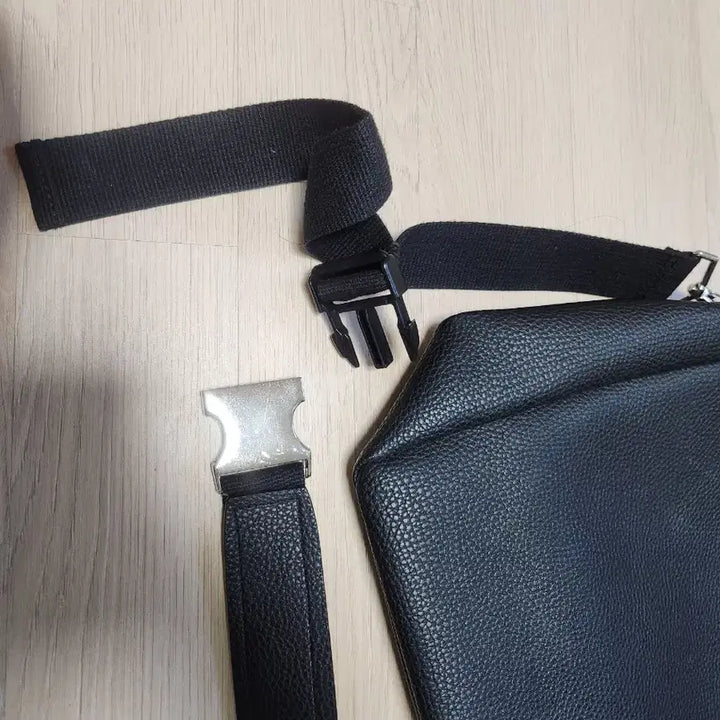 [BUNJANG] Bvavitt Leather Crossbody Bag / 브아빗 가죽 소가죽 크로스백