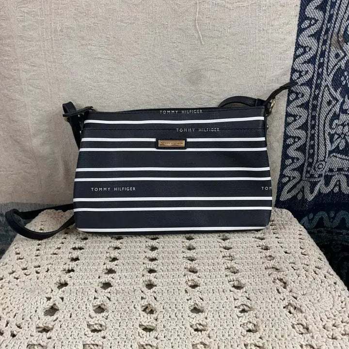 [BUNJANG] Tommy Hilfiger Stripe Crossbody Bag / [F] 타미힐피거 스트라이프 크로스백 숄더백 가방