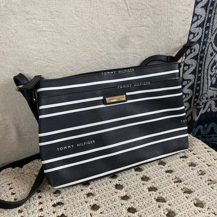 [BUNJANG] Tommy Hilfiger Stripe Crossbody Bag / [F] 타미힐피거 스트라이프 크로스백 숄더백 가방