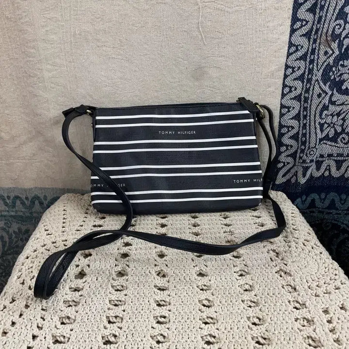 [BUNJANG] Tommy Hilfiger Stripe Crossbody Bag / [F] 타미힐피거 스트라이프 크로스백 숄더백 가방
