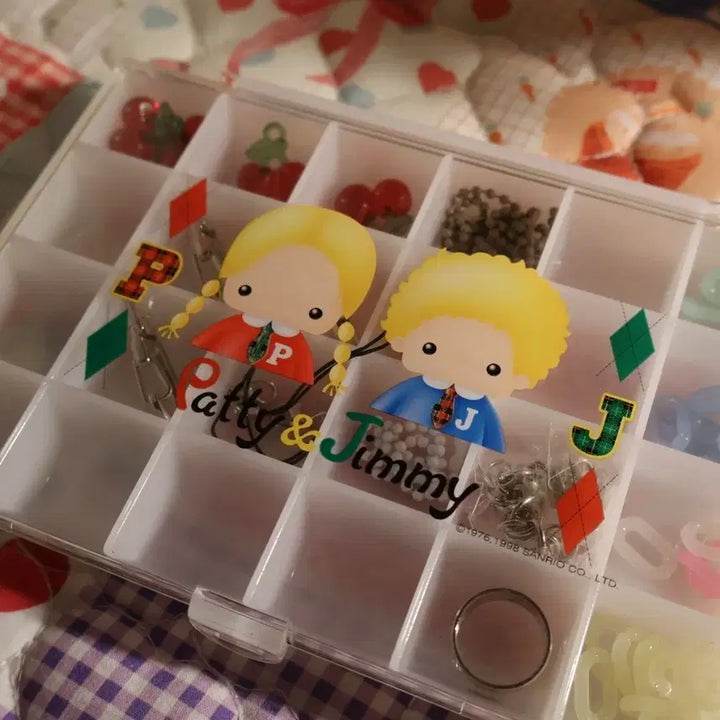 [BUNJANG] Sanrio Patty &amp; Jimmy Button Storage Case / 고전 산리오 보관함 단추 메지루시 보관함 패티앤지미 키티