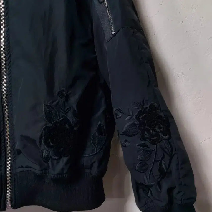 [BUNJANG] Siero Black Floral Embroidered Bomber Jacket / siero 검정색 꽃 자수 봄버 자켓