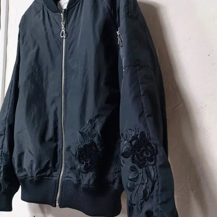 [BUNJANG] Siero Black Floral Embroidered Bomber Jacket / siero 검정색 꽃 자수 봄버 자켓