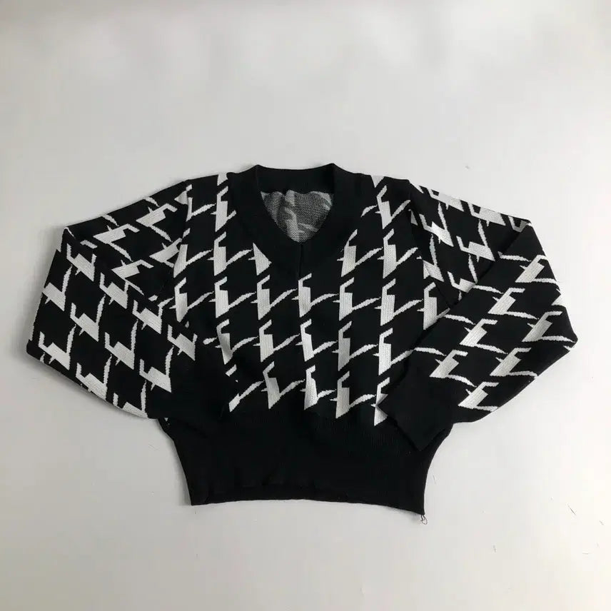 [BUNJANG] Black and White Houndstooth V-Neck Knit Sweater / 블랙 화이트 하운드투스 V넥 니트
