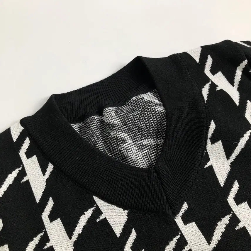 [BUNJANG] Black and White Houndstooth V-Neck Knit Sweater / 블랙 화이트 하운드투스 V넥 니트