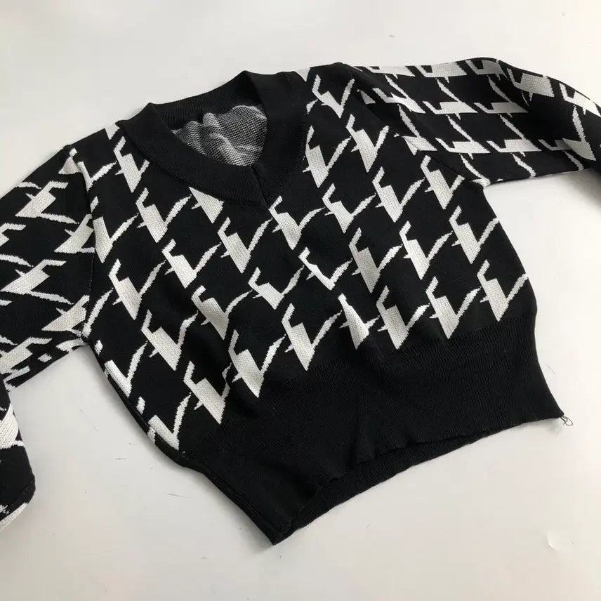 [BUNJANG] Black and White Houndstooth V-Neck Knit Sweater / 블랙 화이트 하운드투스 V넥 니트