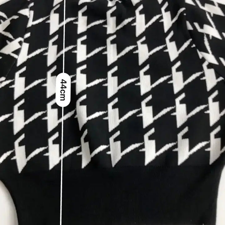 [BUNJANG] Black and White Houndstooth V-Neck Knit Sweater / 블랙 화이트 하운드투스 V넥 니트