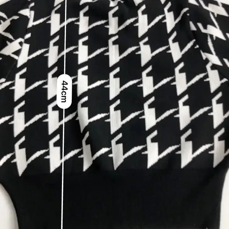 [BUNJANG] Black and White Houndstooth V-Neck Knit Sweater / 블랙 화이트 하운드투스 V넥 니트