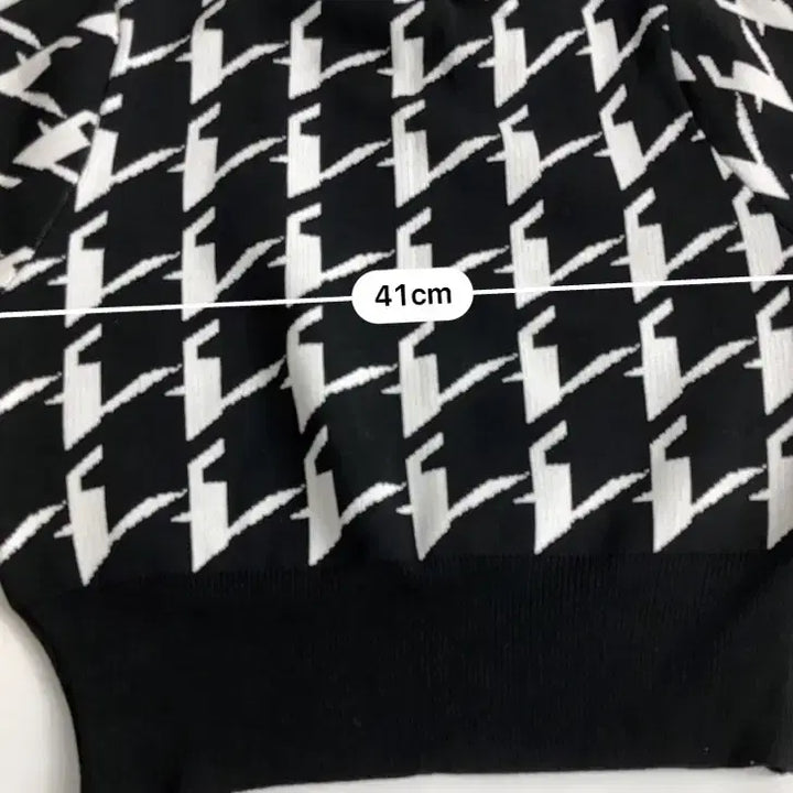 [BUNJANG] Black and White Houndstooth V-Neck Knit Sweater / 블랙 화이트 하운드투스 V넥 니트