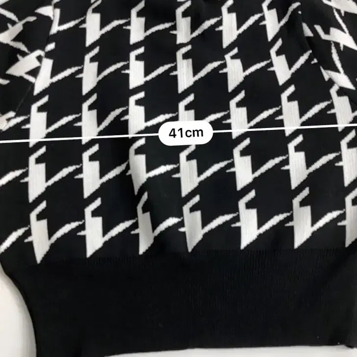 [BUNJANG] Black and White Houndstooth V-Neck Knit Sweater / 블랙 화이트 하운드투스 V넥 니트