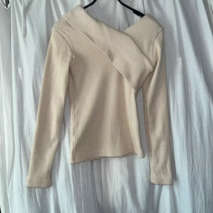 [BUNJANG] Monz Off-Shoulder Long Sleeve Top (Beige) / 몬츠 언발란스 오프숄더탑 긴팔티 티셔츠(베이지)
