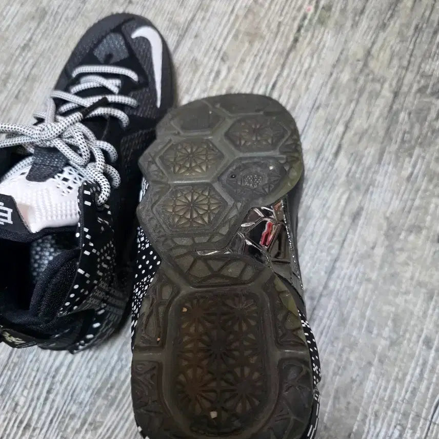 [BUNJANG] Nike Lebron 12 BHM Black Basketball Shoes / 나이키 르브론 12 BHM 블랙 농구화 230