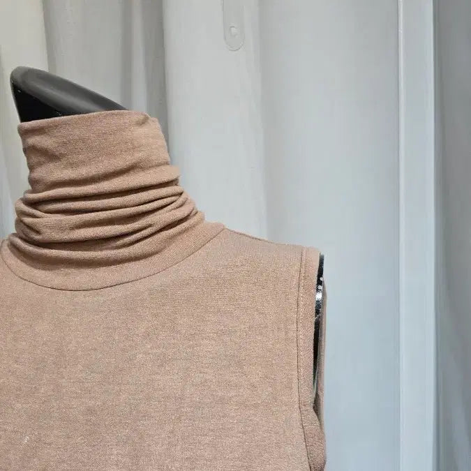 [BUNJANG] Beige Sleeveless Turtleneck Top / 진베이지 목폴라 부드러운 나시