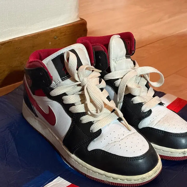 [BUNJANG] Nike Air Jordan 1 Mid Black/Red/White Sneakers / 나이키 에어 조던 1 미드 블랙/레드/화이트 235/230