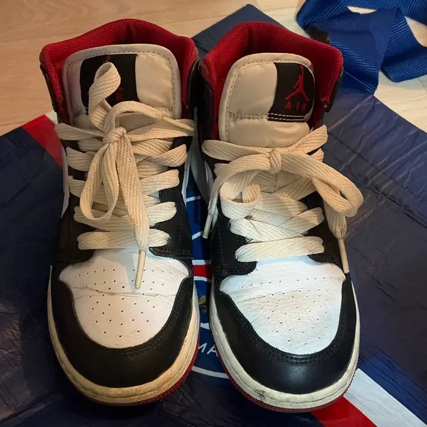 [BUNJANG] Nike Air Jordan 1 Mid Black/Red/White Sneakers / 나이키 에어 조던 1 미드 블랙/레드/화이트 235/230