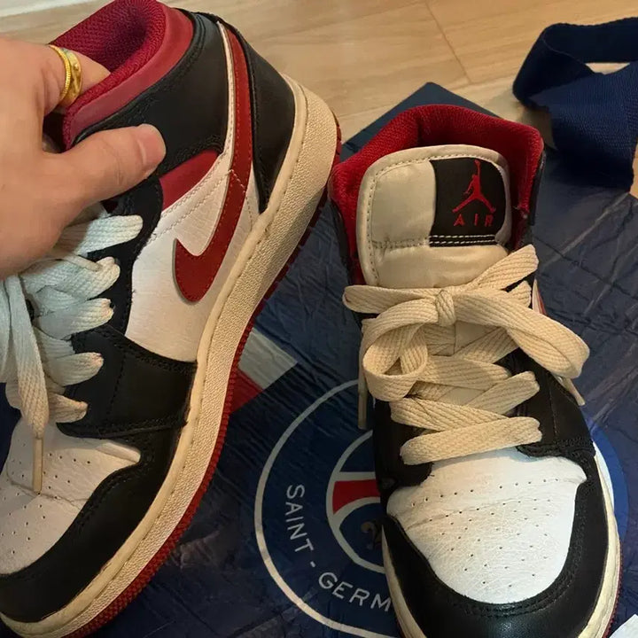 [BUNJANG] Nike Air Jordan 1 Mid Black/Red/White Sneakers / 나이키 에어 조던 1 미드 블랙/레드/화이트 235/230